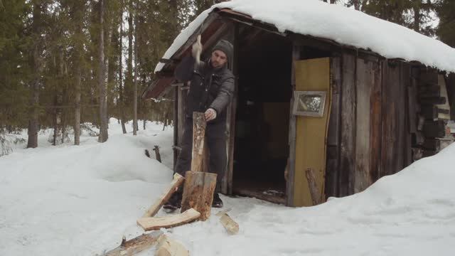 Одиночный поход в тайгу с ночевкой. Нашел избу. смотреть онлайн