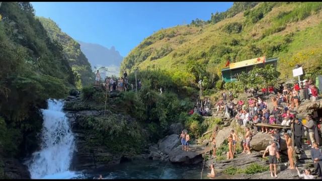 Тусовка .Водопад .Прыжки в Воду.Парни Девушки. смотреть онлайн