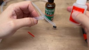 Никак не мог склеить силикон, пока не добавил специальный активатор. Держит так, что не разорвать