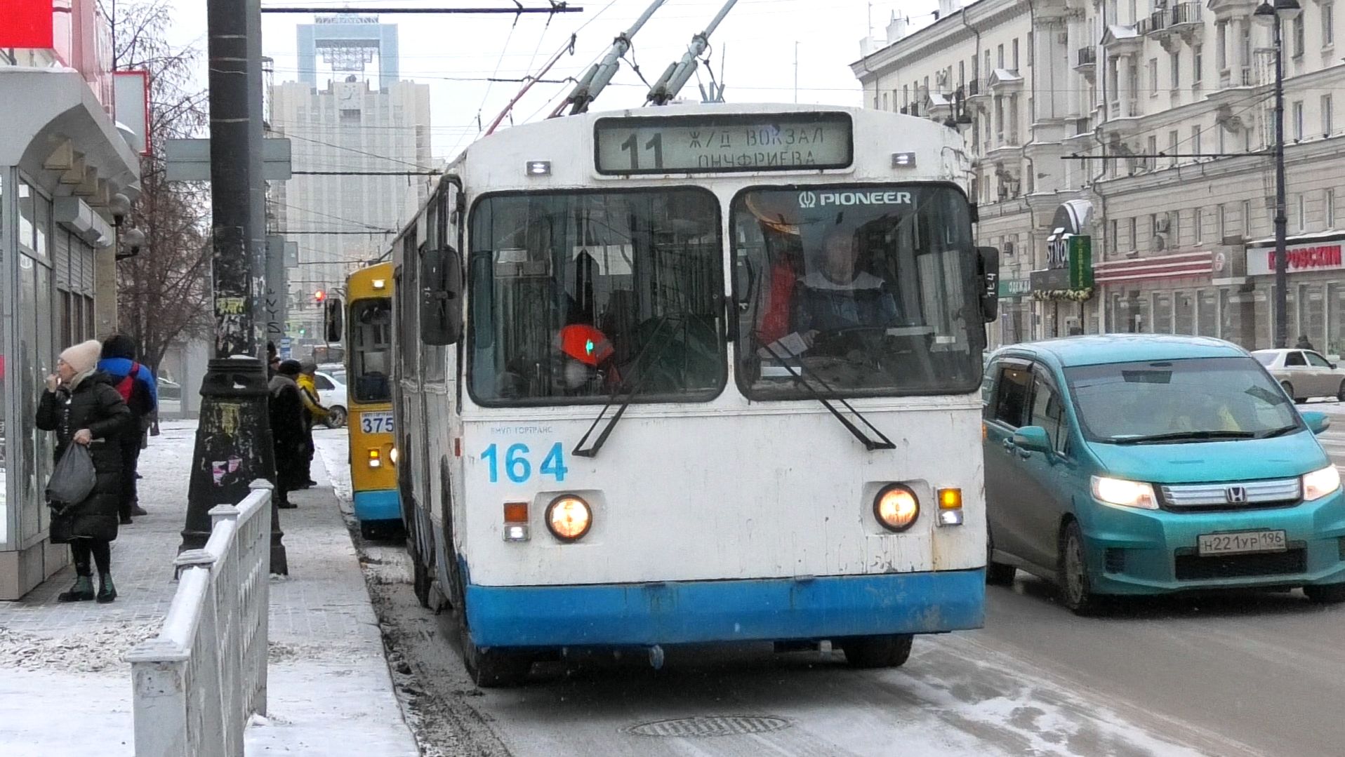 Троллейбус Екатеринбурга ЗиУ-682Г [Г00] №164 маршрут 11 на остановке "ДК Железнодорожников" смотреть онлайн