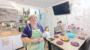 К нам приехали наши хорошие друзья. Готовлю Ханум  по новому и оливье  без картошки.