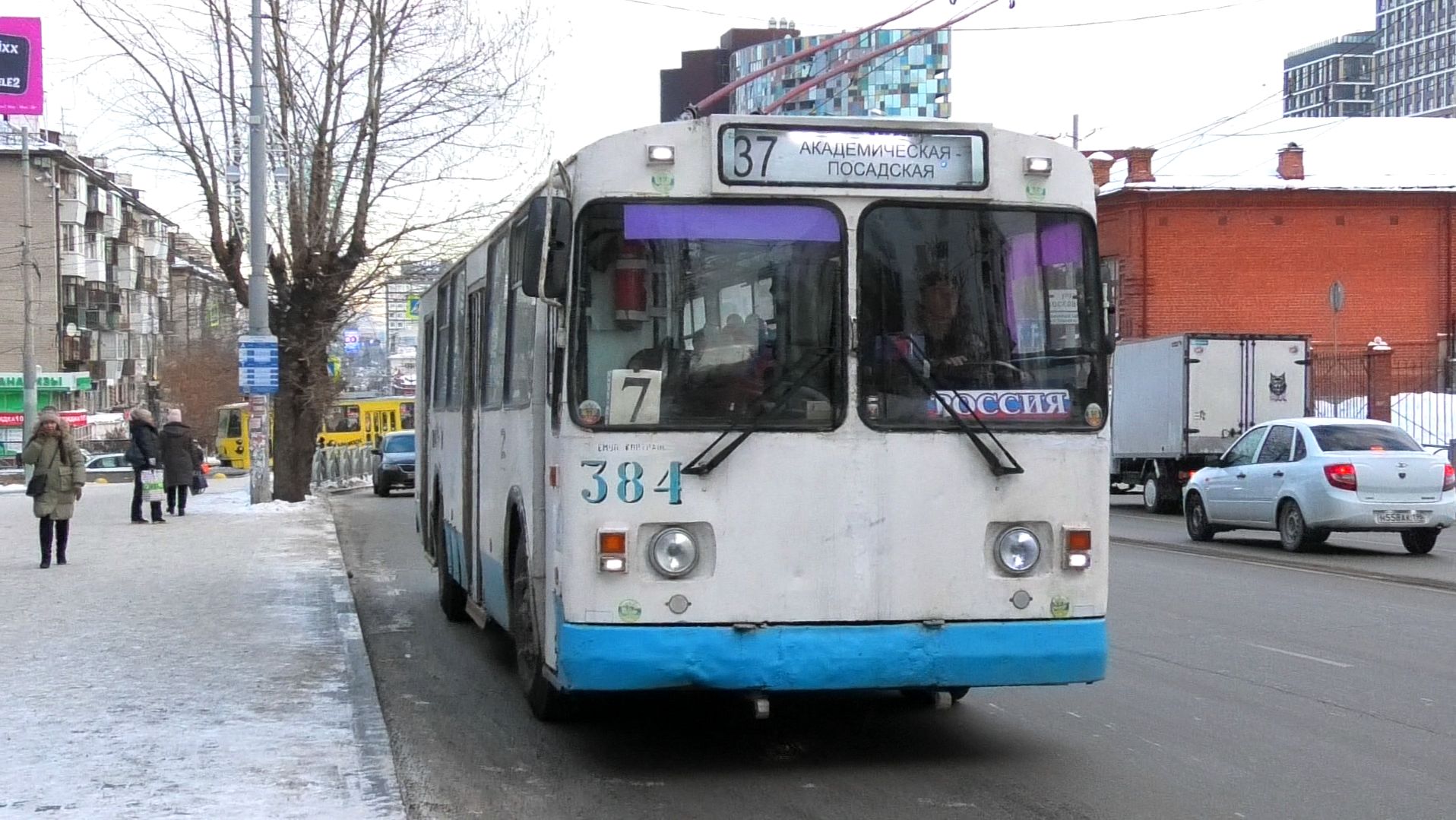 Троллейбус Екатеринбурга ЗиУ-682Г-016 (012) борт. №384 маршрут №37 на остановке "ТЦ Алатырь" смотреть онлайн