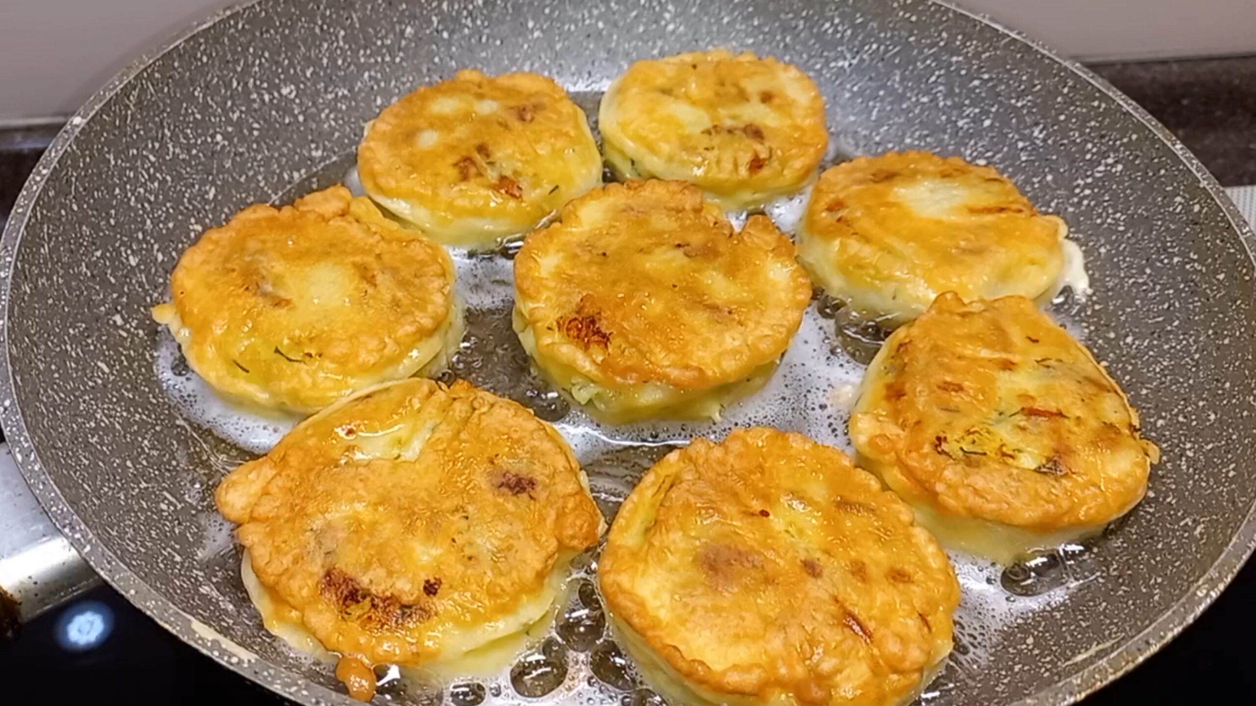 КОТЛЕТЫ САМЫЕ ВКУСНЫЕ НЕЖНЫЕ КАРТОФЕЛЬНЫЕ КОТЛЕТЫ с СЫРОМ И ЗЕЛЕНЬЮ смотреть онлайн