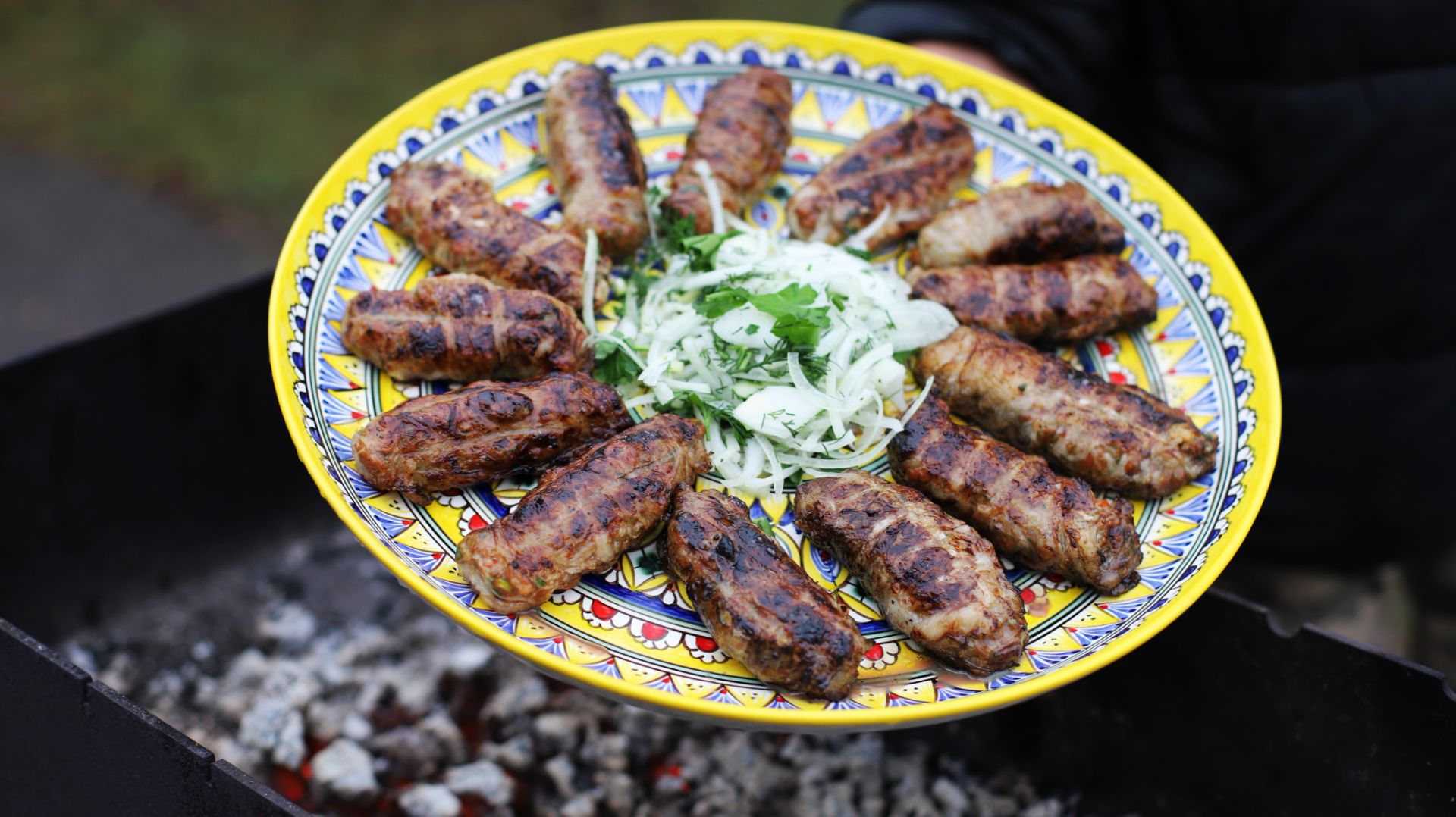 Шашлык из говяжьей печени на мангале смотреть онлайн