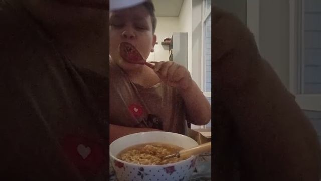 пробую очень острую китайскую лапшу смотреть онлайн