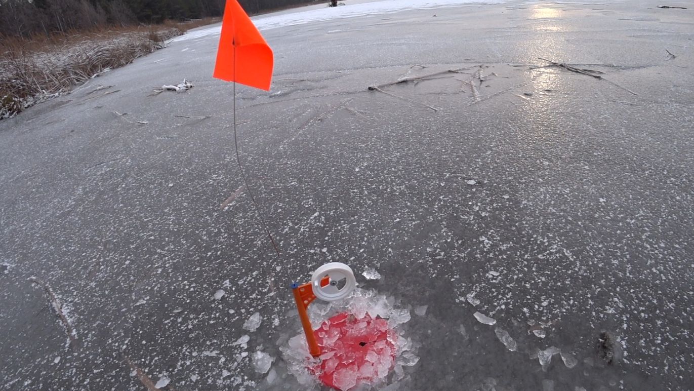РЫБАЛКА НА ЖЕРЛИЦЫ . Зимняя рыбалка в Рязанской области. Первый лёд . смотреть онлайн