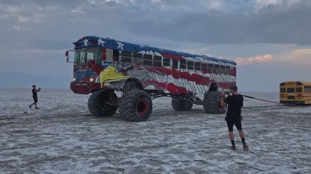 Парни из Сиеттла купили автобус и сделали из него монстр трак. смотреть онлайн