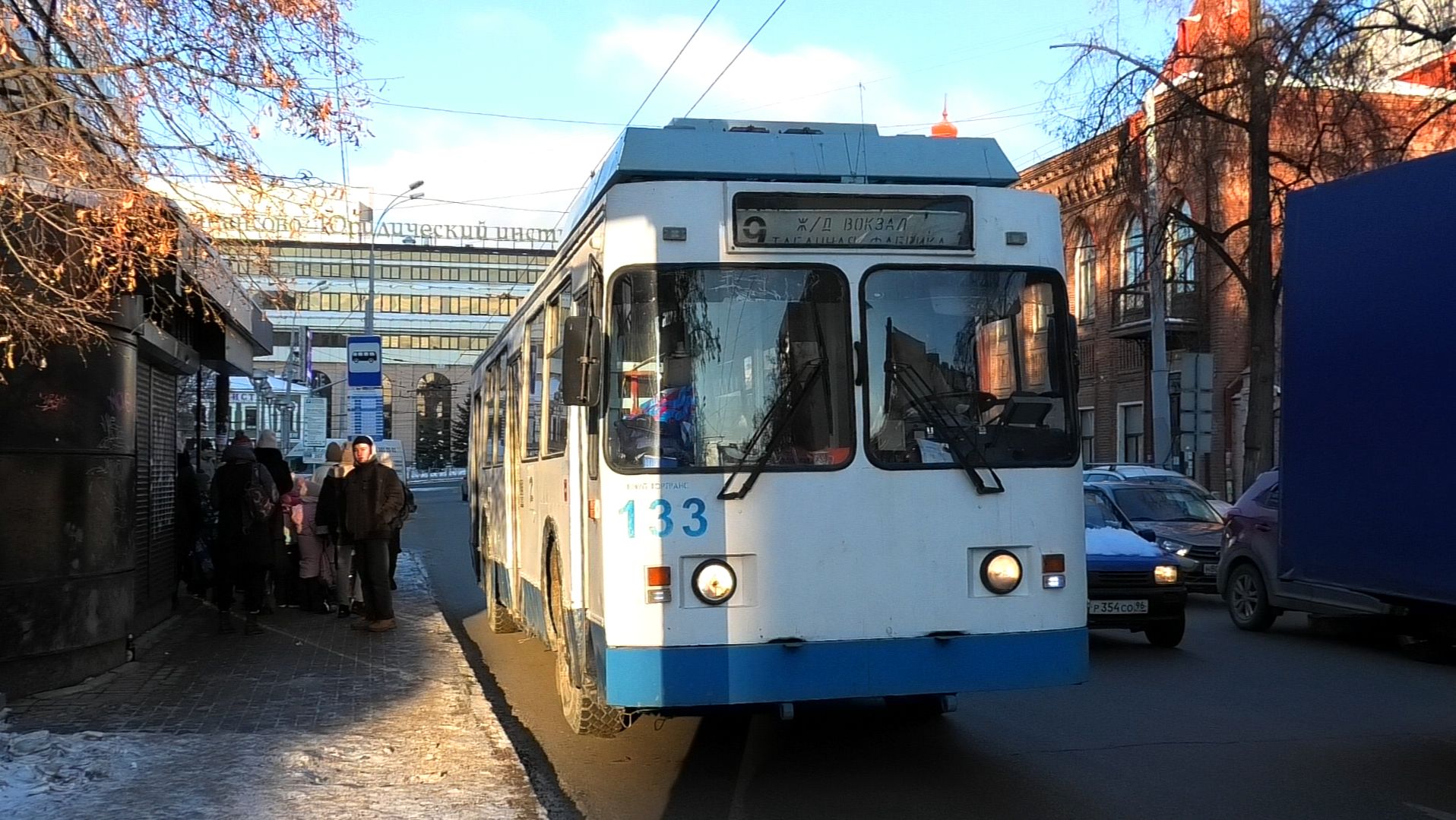 Троллейбус Екатеринбурга ЗиУ-682 КР Иваново №133 маршрут 9 на остановке "Гостиница Центральная" смотреть онлайн