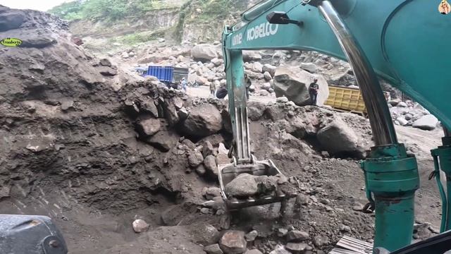 Строительство, экскаватор копает песок смотреть онлайн