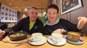 Мукбанг ПИРУЕМ на дорожку в ПИВНОМ ресторане как НИЩЕБРОДЫ) Вкусно, но ДОРОГО на ужин в Домодедово