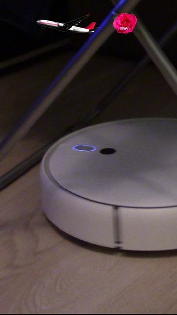 Робот – пылесос борется с преградой смотреть онлайн