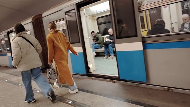 Электропоезд 81-740/741 Русич, на станции метро Строгино смотреть онлайн