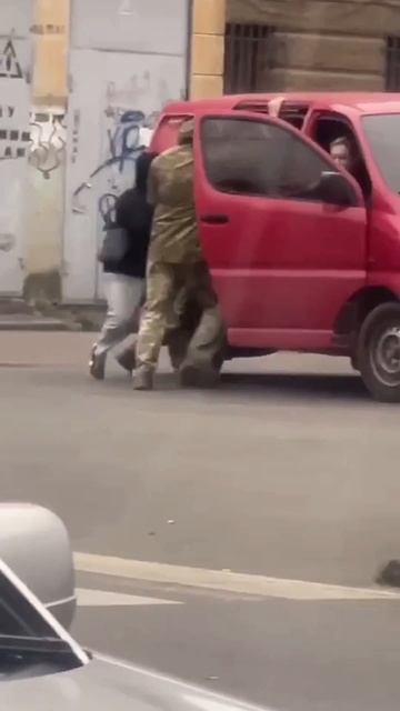 Одесситы освободили мужчину у ТЦК смотреть онлайн