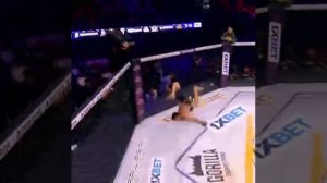 Боец чуть не сломал шею, совершая победное сальто.