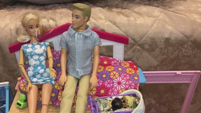Рождение малышей у кукол барби Кати и Саши весёлое приключение смотреть онлайн