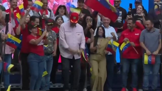 Мадуро продолжает подбадривать себя и население танцами