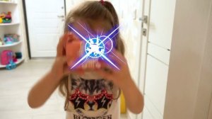 Ева и мама играют с игрушками