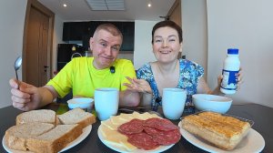 Мукбанг прилетели в Таиланд и ОБАЛДЕЛИ! Первый БОМЖ завтрак, что наскребли в квартире) Паттайя