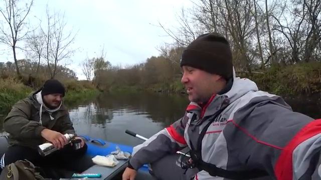 ДИКИЕ ЩУКИ ЗАРОСШЕЙ РЕКИ радуют поклевками на воблер. Природа как сказка. Рыбалка на спиннинг осенью смотреть онлайн