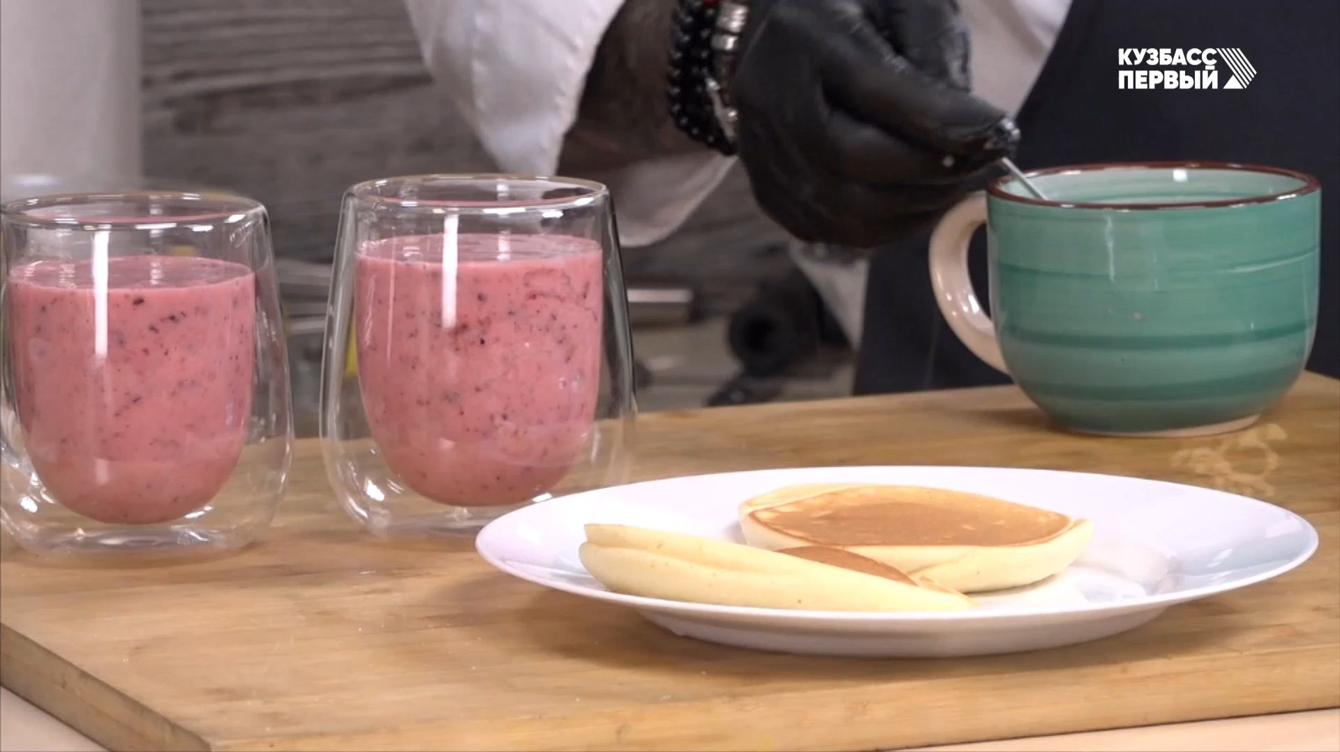 Готовим с Дикраном. Воздушные японские панкейки и смузи с замороженными ягодами смотреть онлайн