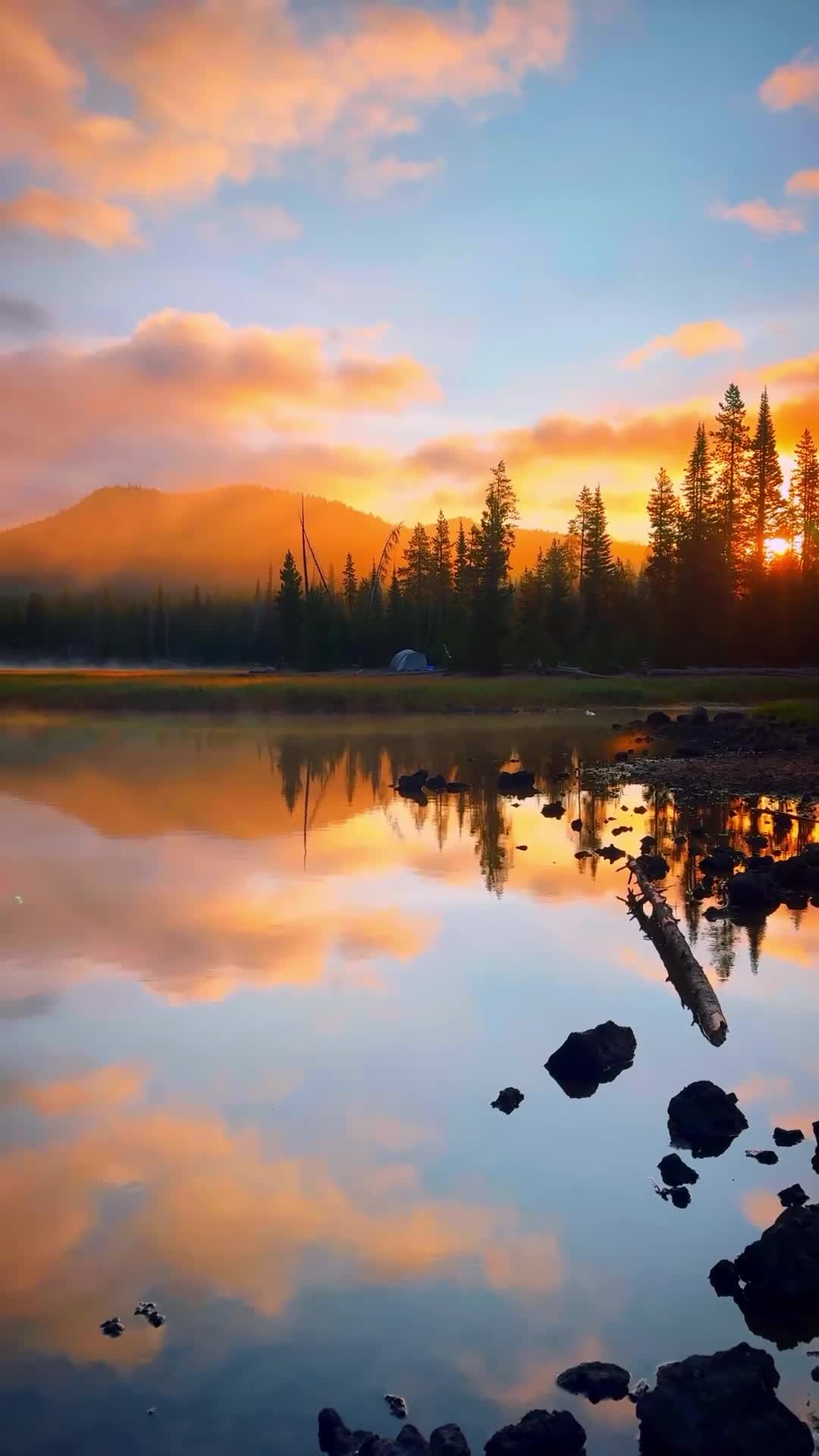 Озеро Спаркс расположено в штате Орегон и окружено густыми лесами и величественными горами. Его в... смотреть онлайн