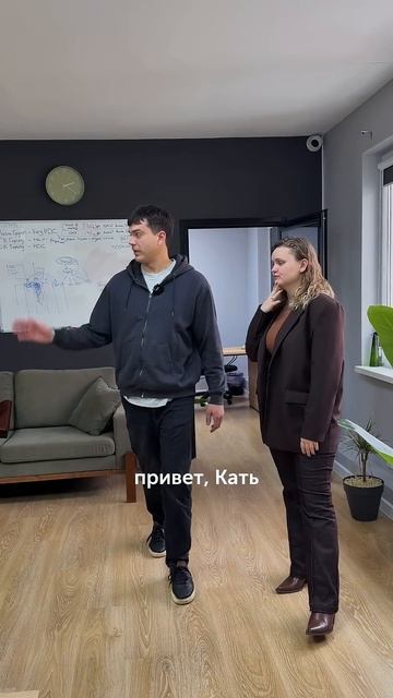 Та самая сотрудница, на которой держится работа компании смотреть онлайн