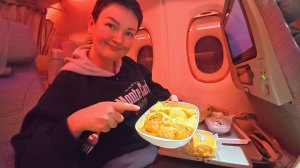 Летим как КОРОЛИ в Дубай Emirates! Кормят как НА УБОЙ, напитки РЕКОЙ! Сделали ЗАНАЧКИ домой) Влог