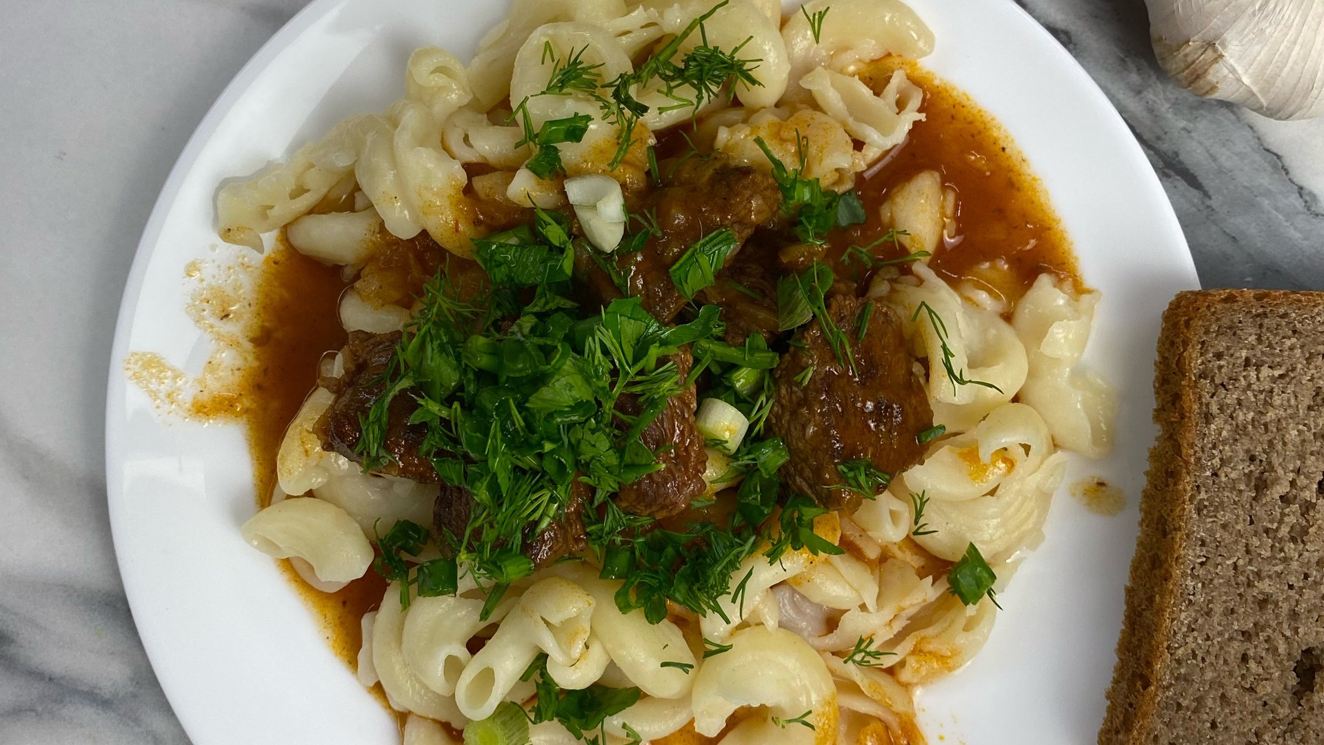 Гуляш из говядины с подливой. смотреть онлайн