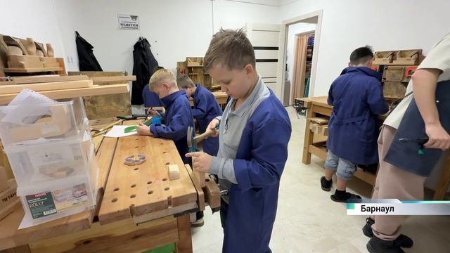 В барнаульском посёлке Южный открылась мастерская юных столяров смотреть онлайн