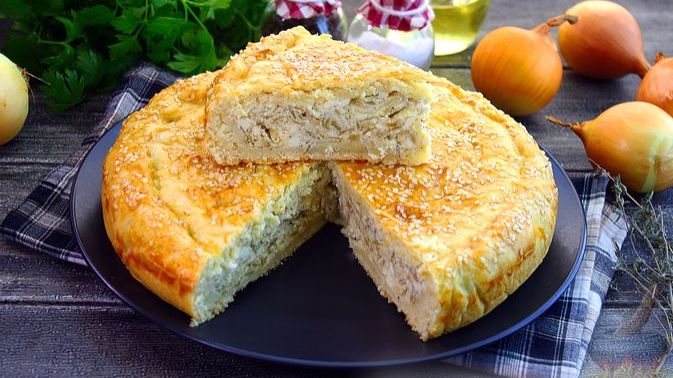 На сметанном корже. ЛУКОВЫЙ ПИРОГ С ПЛАВЛЕНЫМ СЫРОМ смотреть онлайн