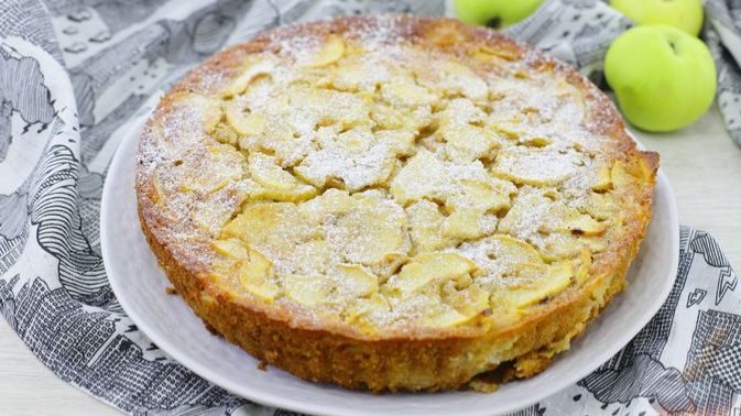 Его аромат создаст атмосферу душевного чаепития. ЯБЛОЧНЫЙ ПИРОГ НА КЕФИРЕ смотреть онлайн