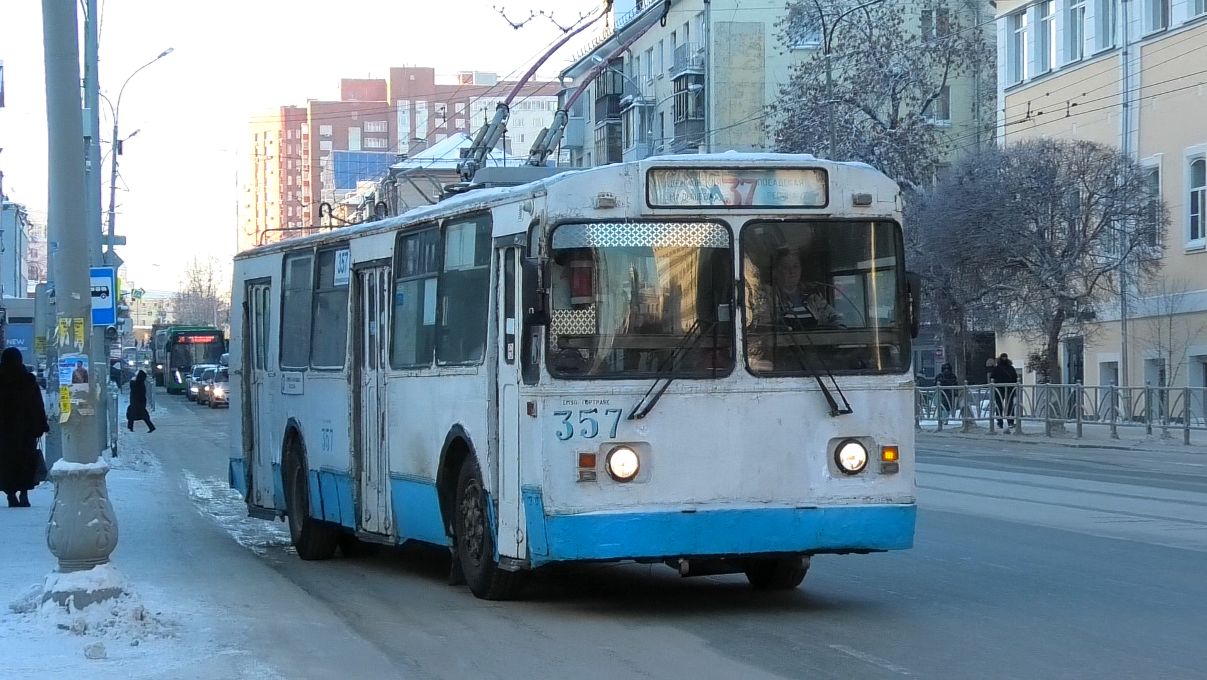 Троллейбус Екатеринбурга БТЗ-5201 борт. №357 маршрут 37 на остановке "Театр Волхонка" смотреть онлайн