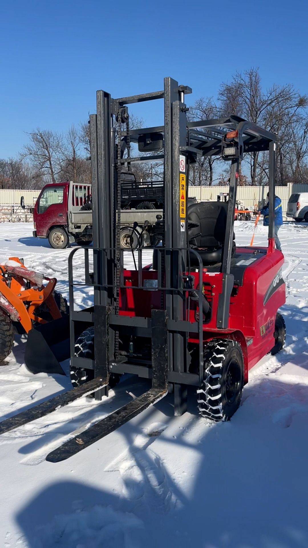 Электропогрузчик CPD-15, обзор у магазина