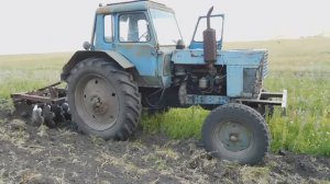 МТЗ-80 дискует поле самодельной БДТ!