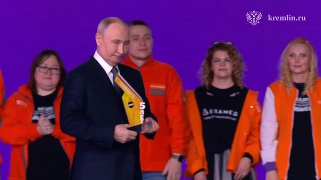 Награду в номинации «Волонтёр года» из рук Президента получила Анна Плужникова смотреть онлайн