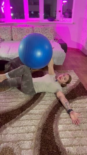 Мертвый жук с фитболом