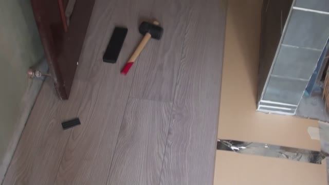 Ремонт кухни идёт по плану// Ламинат уложил, надеюсь, правильно. смотреть онлайн