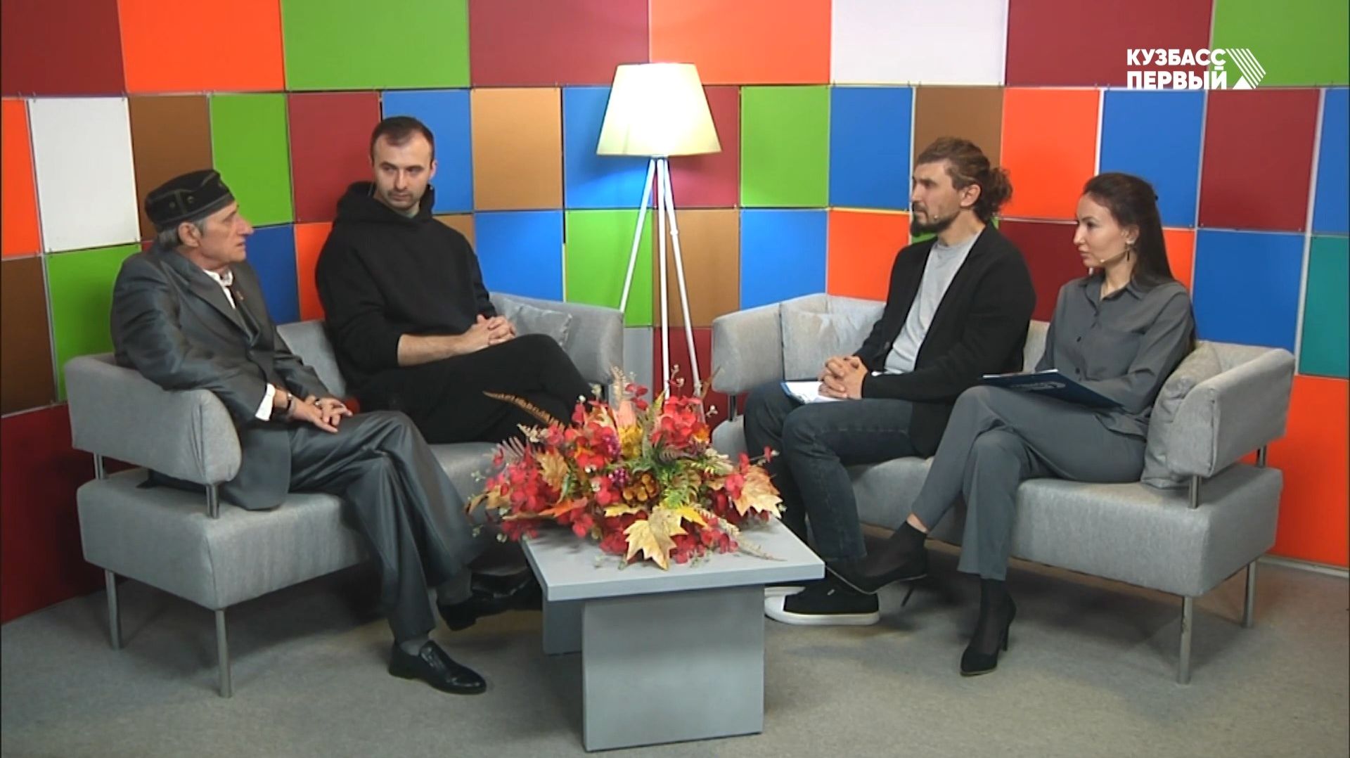 Эфир программы "Включайся" от 25.11.2025. Спектакль "Не свято святые" смотреть онлайн