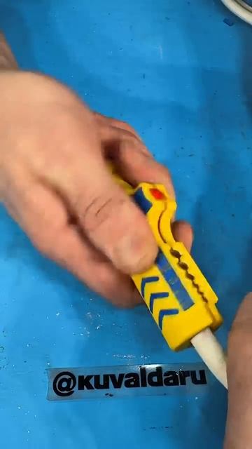 Отличный инструмент для зачистки проводов😎👍 смотреть онлайн