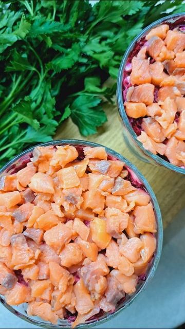 Салат с форелью на Новый год!🐟🐟🐟 Не селёдка под шубой, а форель на шубке))) смотреть онлайн