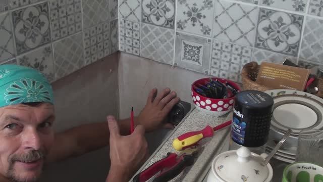 Ремонт кухни 19 день// Установил розетку под технику// Шпаклюю стену под обои смотреть онлайн