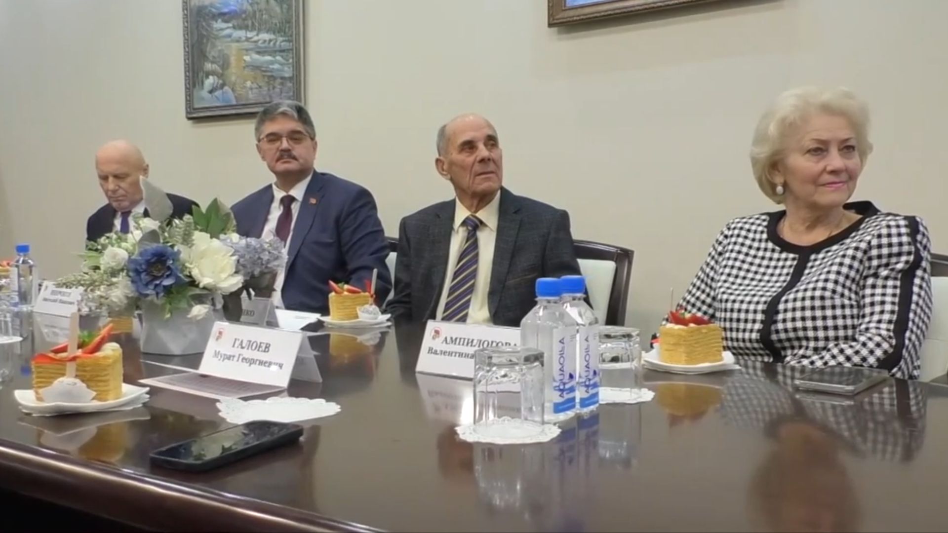 Анатолий Широков поздравил с днем образования Колымы заслуженных жителей региона смотреть онлайн