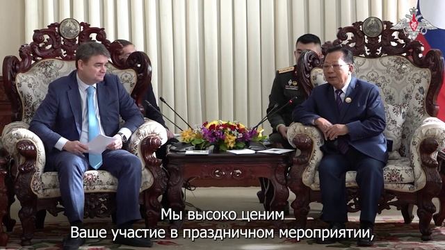 🇷🇺🇱🇦 Замминистра обороны РФ Василий Осьмаков провел переговоры с вице-премьером Лаоса смотреть онлайн