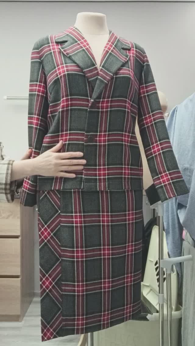 Готов ещё один костюм с юбкой на запах.. смотреть онлайн