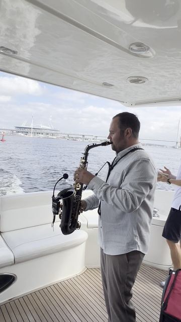 Ведущий-саксофонист, праздник на борту яхты от Event Boat
