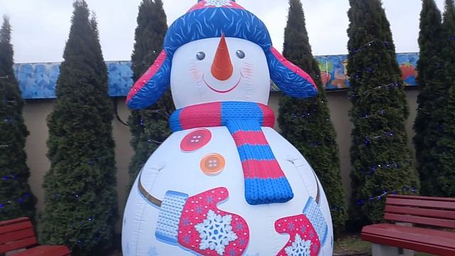 Мимо такой красоты не возможно пройти и не снять на видео 🎄 смотреть онлайн