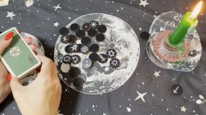 Что происходит в вашей паре? Гадание на ведьминых рунах