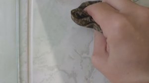Как убрать липкий клей с кафеля