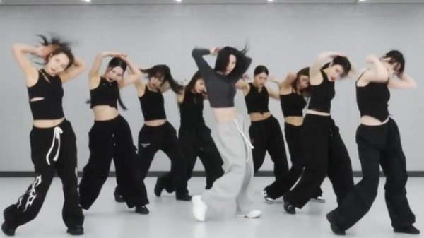 YEJI - AIR DANCE MIRRORED