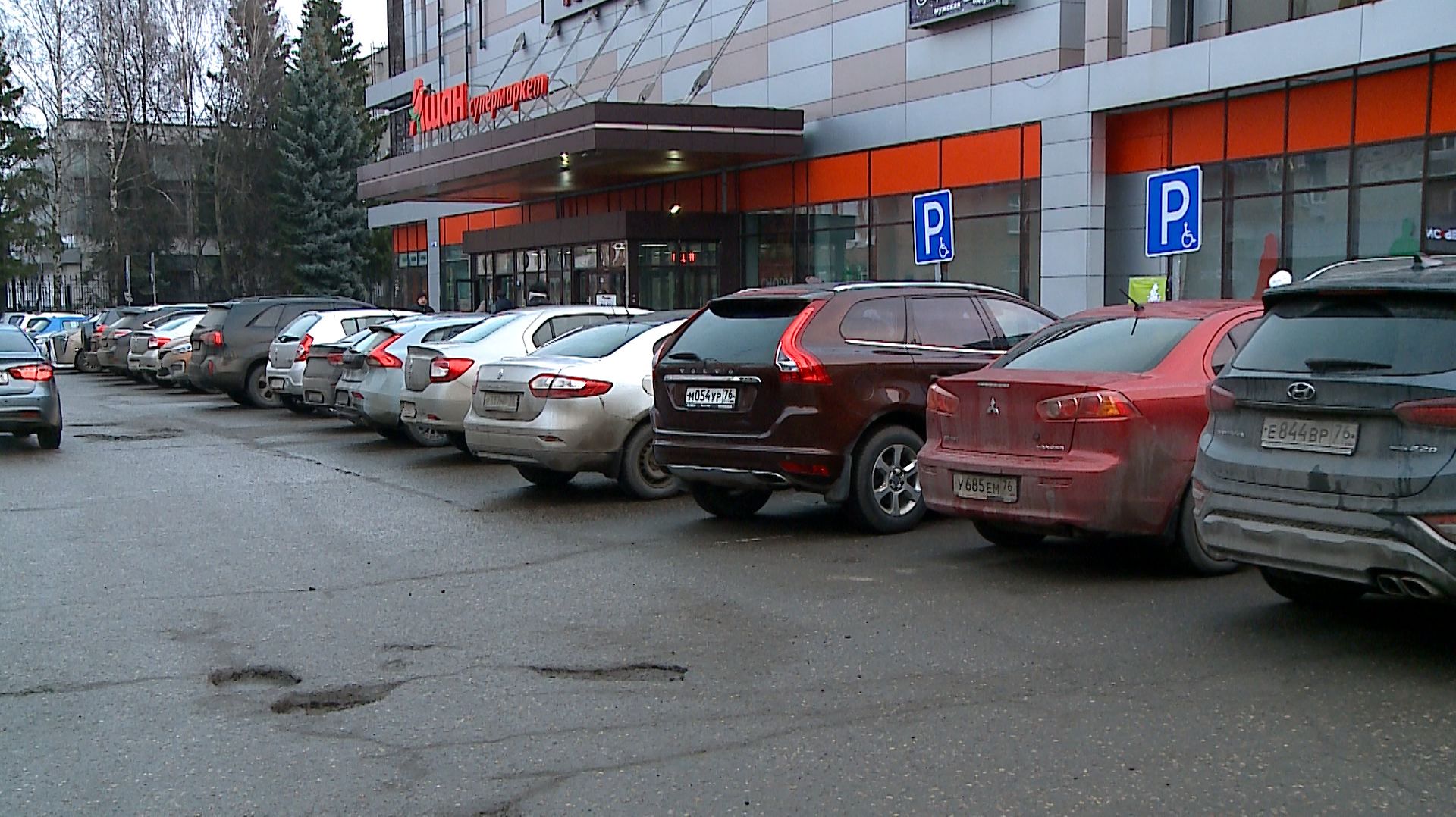(Рыбинск-40) МНЕНИЕ О ПЛАТНЫХ ПАРКОВКАХ У ТОРГОВЫХ ЦЕНТРОВ смотреть онлайн